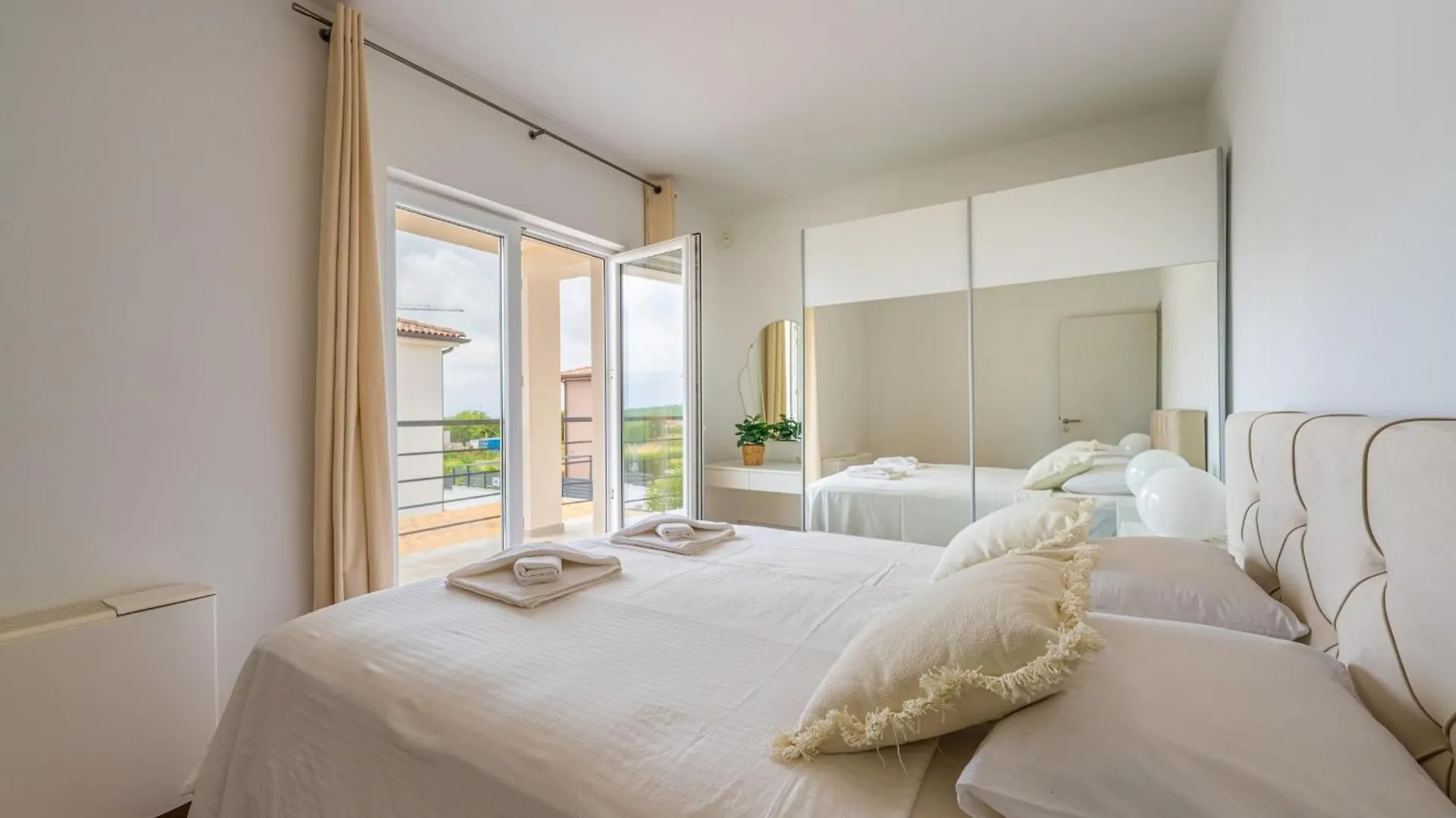 4 Schlafzimmer, 3 Badezimmer, Kueche, Wohnzimmer, Privater Pool, Grill Vodnjan 0*,