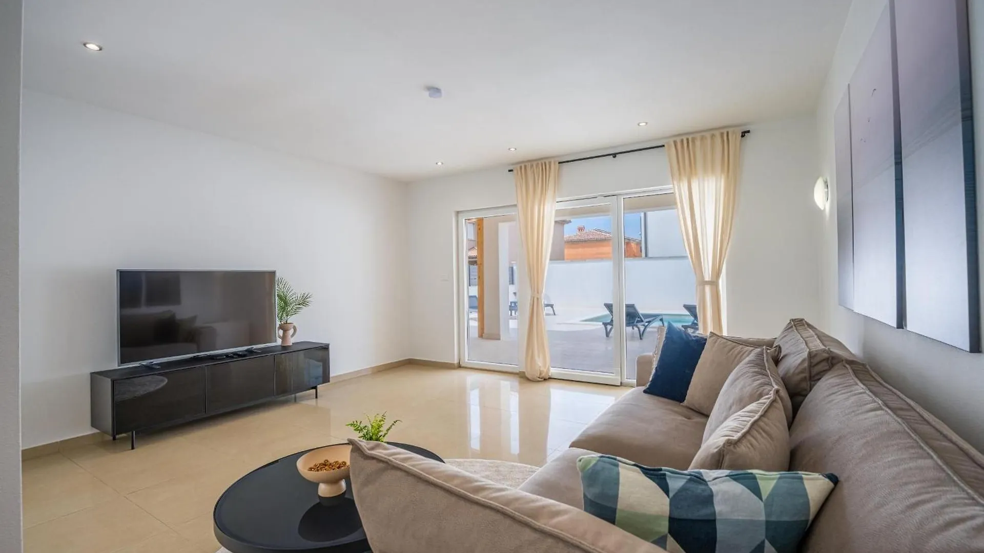 4 Schlafzimmer, 3 Badezimmer, Kueche, Wohnzimmer, Privater Pool, Grill Vodnjan