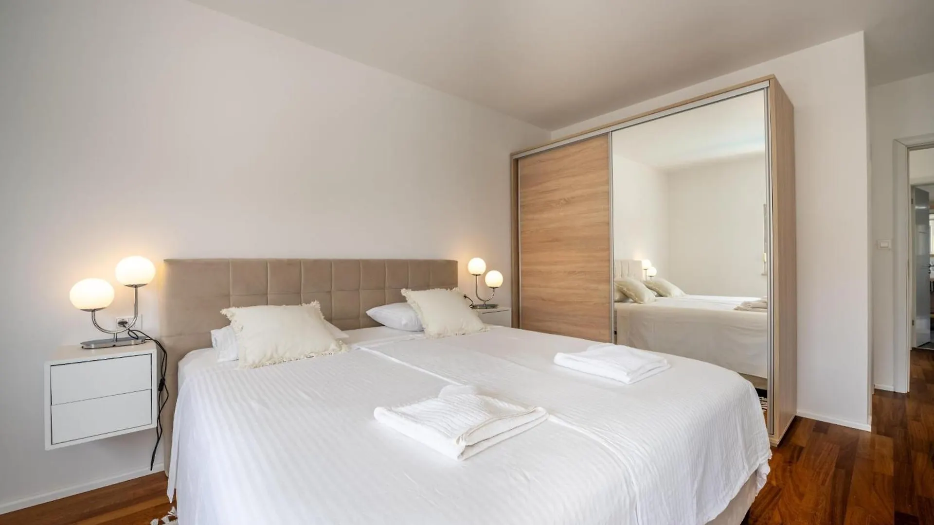 4 Schlafzimmer, 3 Badezimmer, Kueche, Wohnzimmer, Privater Pool, Grill Vodnjan 0*,  Croatia